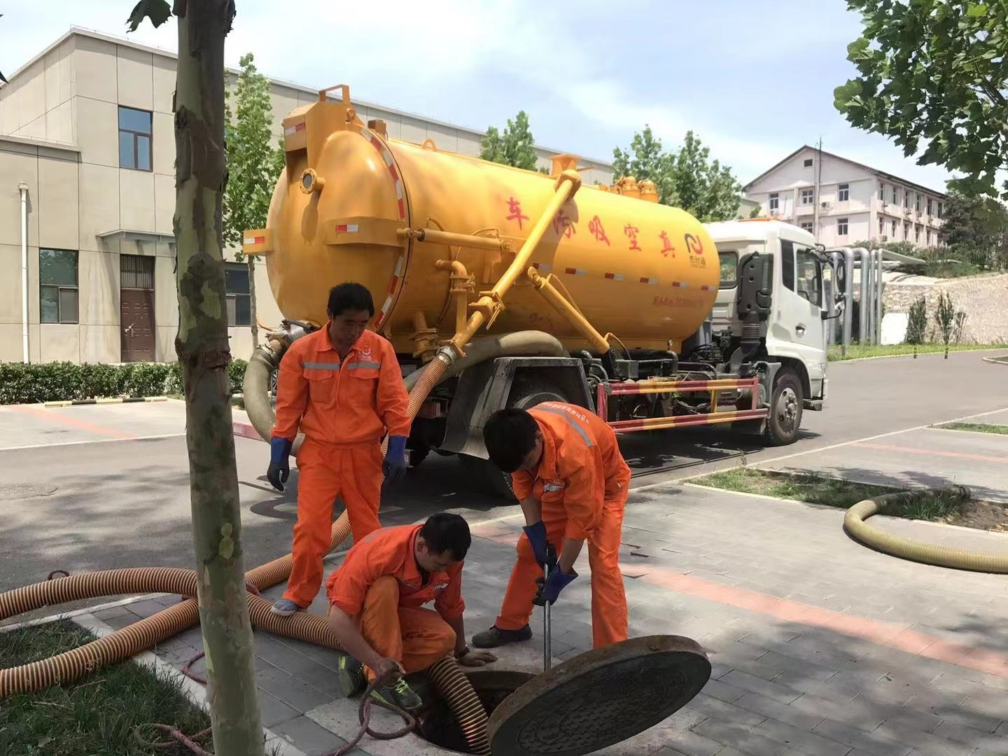 沂水管道疏通车停在窨井附近