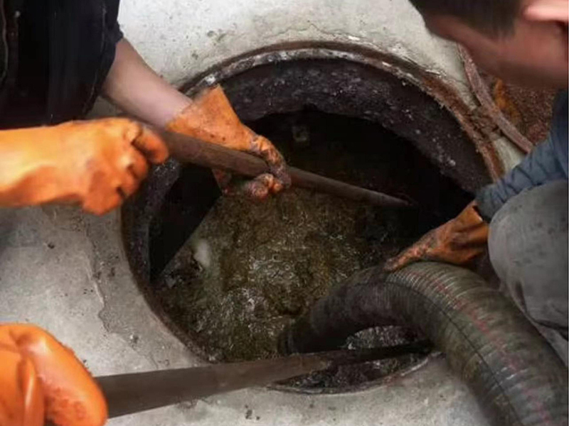 沂水清理化粪池时如何避免沼气的危害？